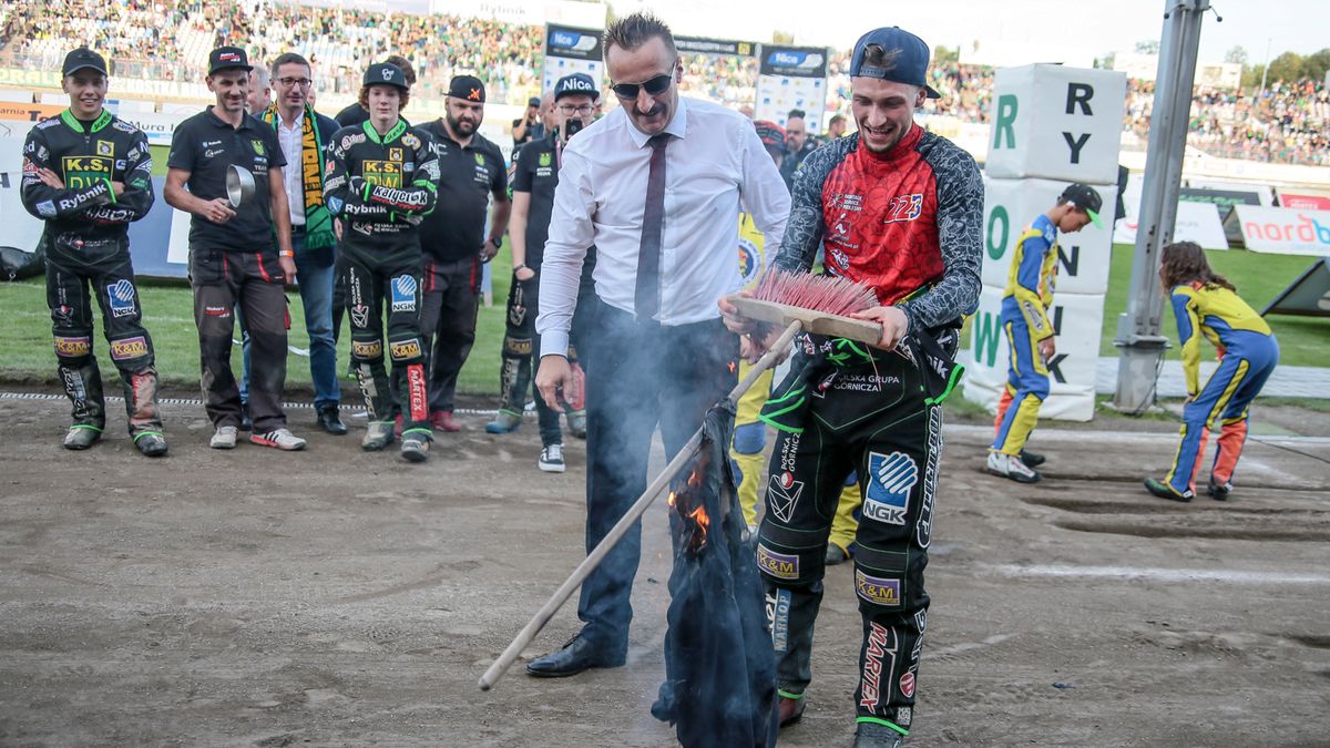 WP SportoweFakty / Arkadiusz Siwek / Płonie marynarka Krzysztofa Mrozka.