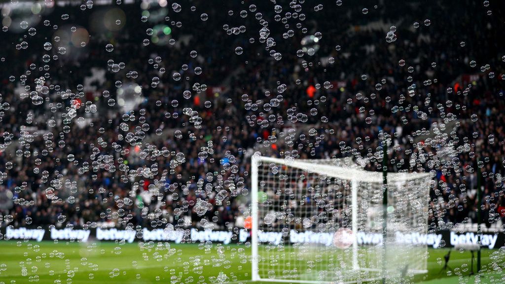 Getty Images / Ian Walton / Na zdjęciu: bańki mydlane na meczu West Ham United