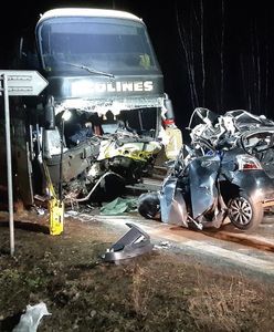 Tragiczny wypadek na Podlasiu. Auto wbiło się w autokar