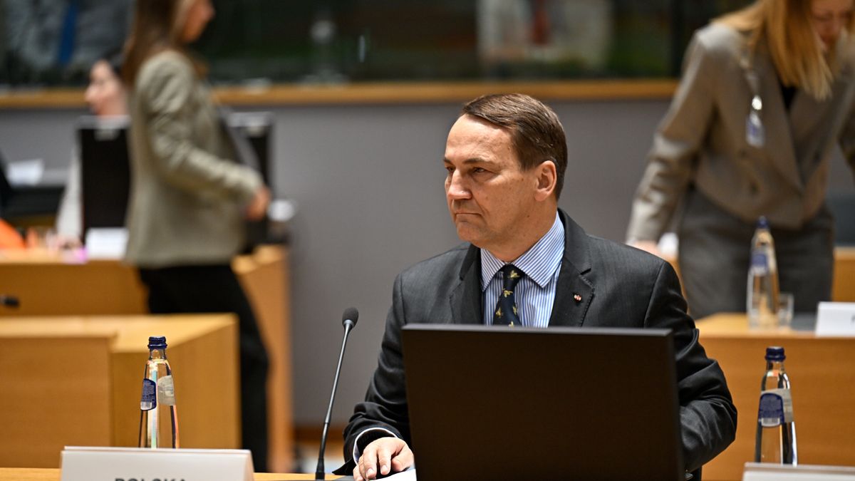 Bruksela, Belgia, 20.11.2025. Wicepremier, minister spraw zagranicznych Radosław Sikorski na posiedzeniu Rady do Spraw Zagranicznych (FAC) w Brukseli, 20 bm. (ad) PAP/Wiktor Dąbkowski