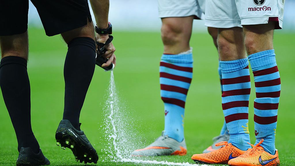 Getty Images / Shaun Botterill  / Na zdjęciu: arbiter rysujący linię