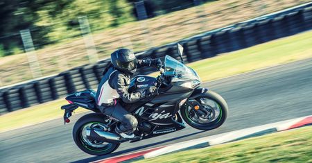 Spalone sprzęgło w motocyklu – objawy