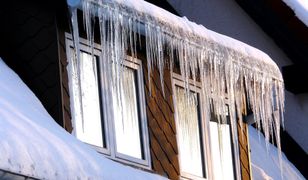 Odśnieżanie dachu. O obowiązku przypomina MSWiA