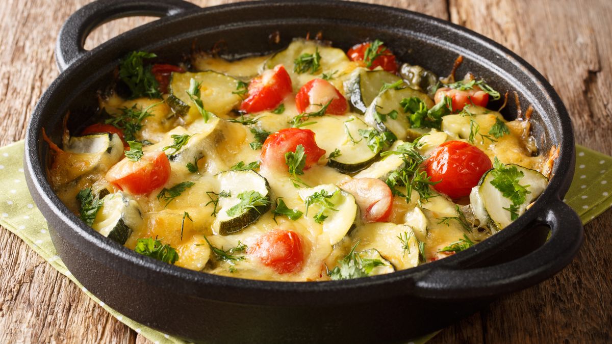 Pieczona zapiekanka z warzywami to pomysł na szybki i lekki obia