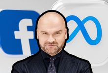 Rafał Brzoska na tle logotypów Facebooka i Mety