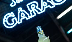 Garage promuje się akcją muzycznym w Nocnym Markecie