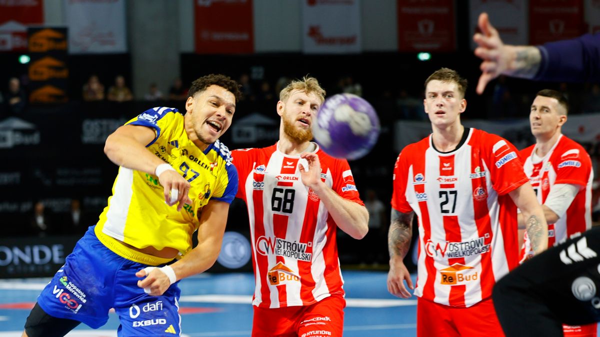 PAP / Tomasz Wojtasik  / Zawodnicy Rebud KPR Ostrovii Ostrów Wlkp. Ksawery Grajek (2L) i Ivan Burzak (2P) oraz Theo Monar (L) z Industrii Kielce podczas meczu Ekstraklasy piłkarzy ręcznych