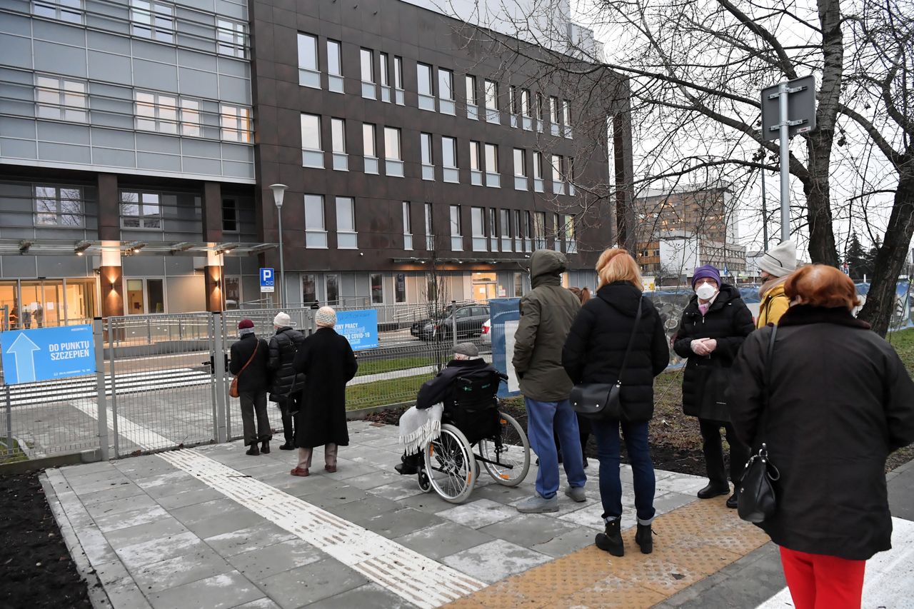 Szczepienie przeciwko COVID-19. Kolejka przed Szpitalem Południowym w Warszawie