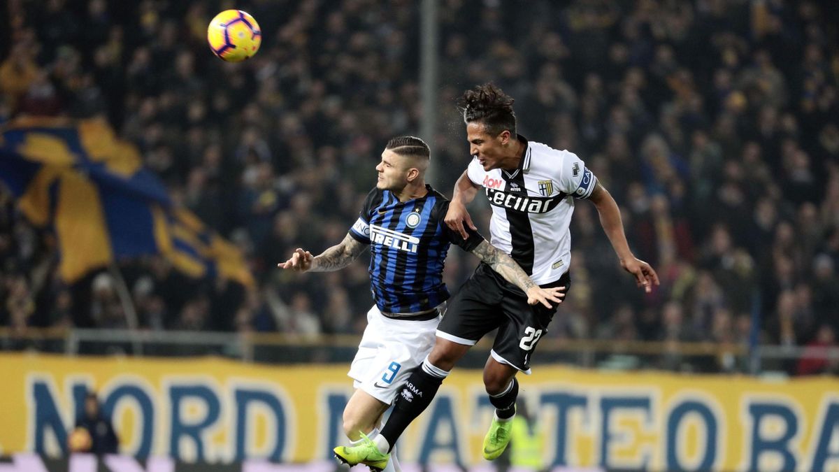 PAP/EPA / ELISABETTA BARACCHI  / Na zdjęciu: Bruno Alves (z prawej) oraz Mauro Icardi (z lewej)