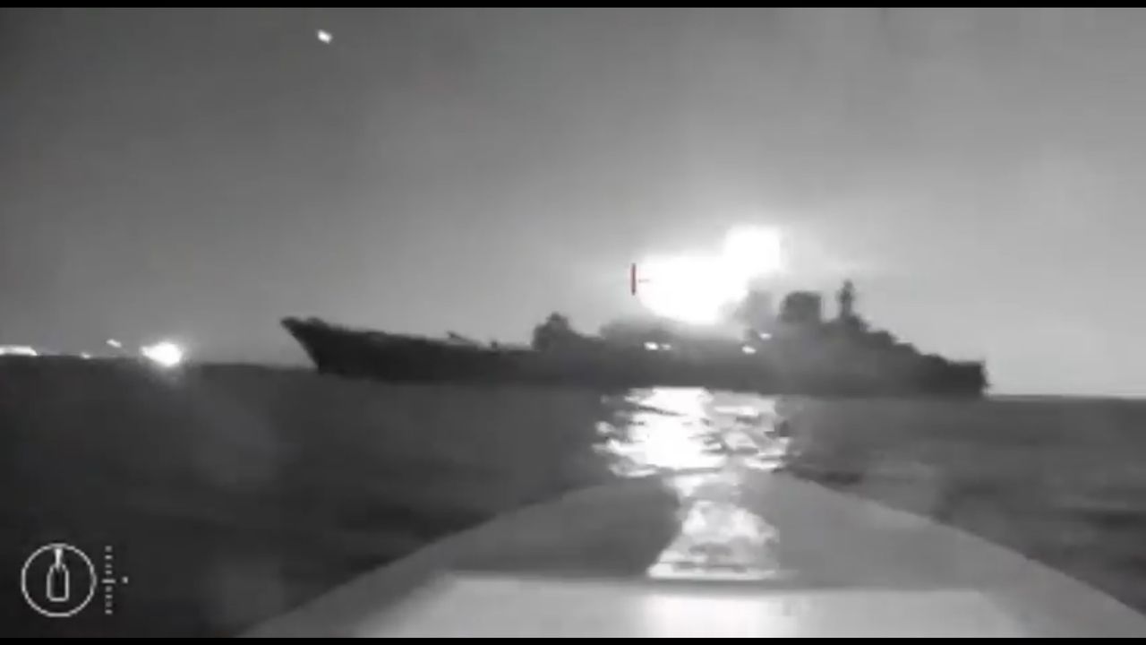 Ukraiński dron podczas ataku na rosyjski okręt desantowy "Oleniegorski Górnik" - zdjęcie ilustracyjne