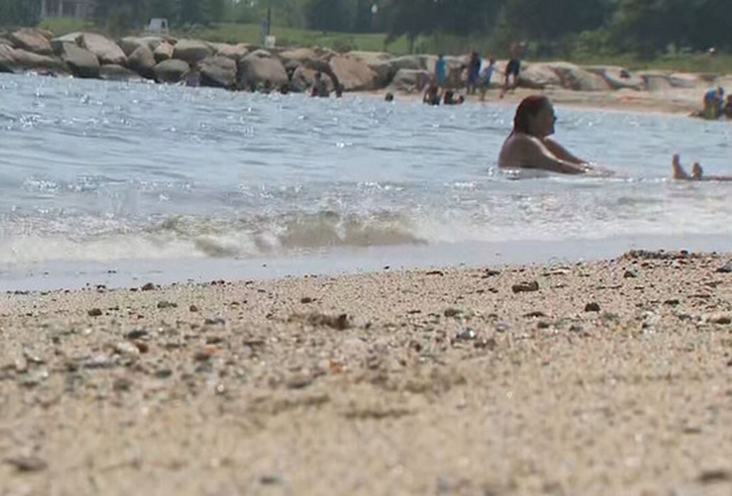 Usłyszał jęki na plaży. Włączył nagrywanie i wezwał policję