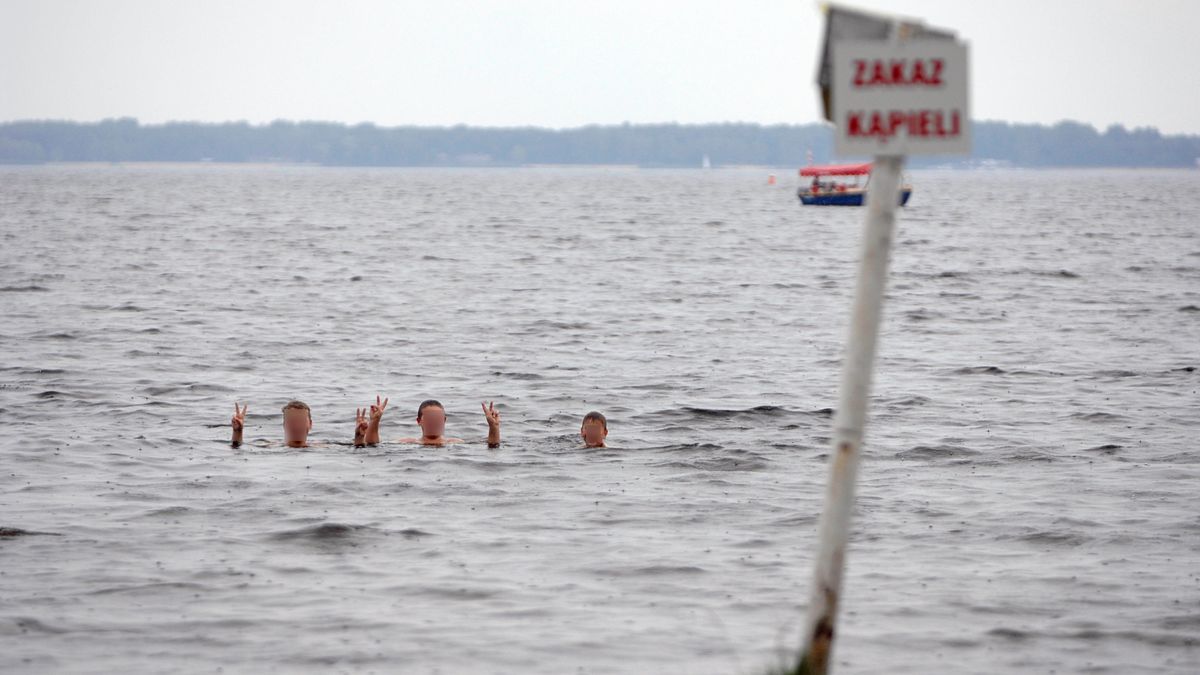 Zalew Zegrzyński - dzieci kąpią się na kąpielisku zamkniętym