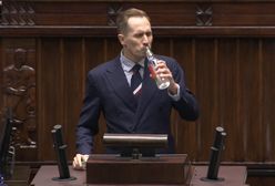 Sejm. Poseł Konfederacji z butelką wódki na mównicy: jesteście złodziejami!