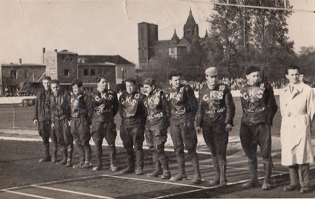 Gospodarze meczu - CKS Czeladź. Od prawej: kier. Śliwiński, Jan Kapuścik, Krystian Foltyn, Stanisław Czerny, Mirosław Kolenda, Jan Bogolubow, Waldemar Szczechla, Edward Skąpski oraz dwaj adepci szkółki