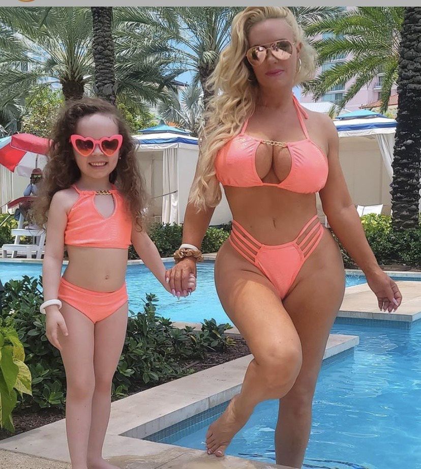 Coco Austin tłumaczy dlaczego karmi 5-letnią córkę piersią: "TERAZ NADAL MNIE CHCE"