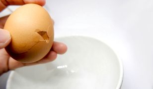 Jajko pęka podczas gotowania? Dodaj do wody jedną rzecz