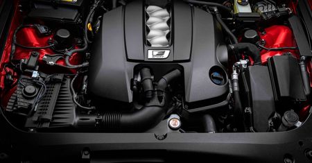 W USA też kasują duże silniki. Ostatnie wolnossące V8 w sedanie pochodzi z Japonii