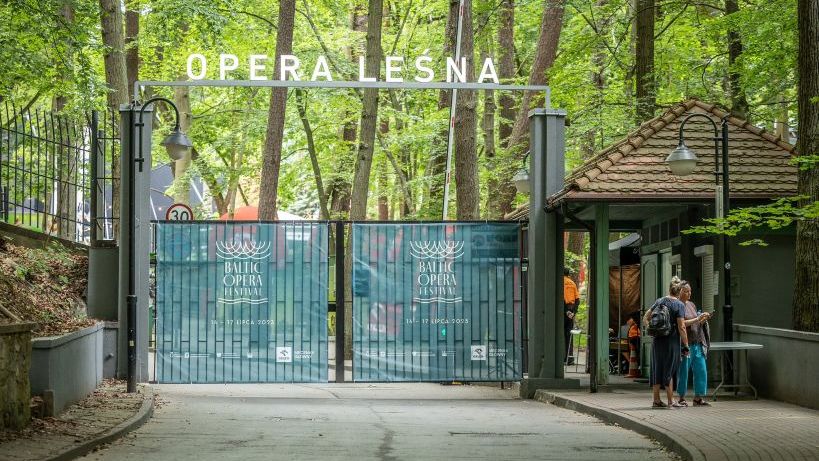 Brama wejściowa do Opery Leśnej w Sopocie
