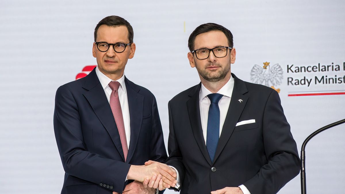 WARSAW, POLAND - 2023/04/17: Prime Minister Mateusz Morawiecki (L) and Daniel Obajtek (R), the President and CEO of the Polish Oil Company ORLEN shake hands at the press conference in Warsaw. Daniel Obajtek, the President and CEO of the Polish Oil Company ORLEN, announced the details of the planned investments in Small Modular Reactors (SMR) for Poland. For this purpose, the company Orlen Synthos Green Energy (OSGE) was established, supported by the Polish billionaire - Michal Solowow. OSGE will buy reactors from US-based GE Hitachi. (Photo by Attila Husejnow/SOPA Images/LightRocket via Getty Images)