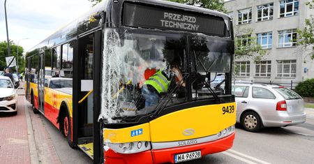Warszawa. Wypadek autobusu na Bielanach. Kierowca pod wpływem metamfetaminy