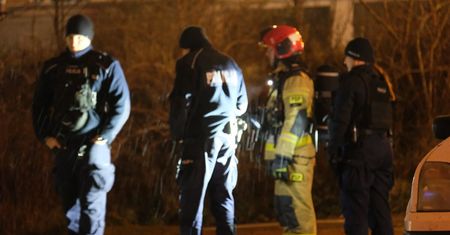 Nocna bójka i strzelanina przy cmentarzu w Pliszczynie koło Lublina. Czy to porachunki? Policjanci patrolują okolice
