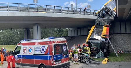 Wypadek na S8 w Warszawie. Autobus spadł z mostu