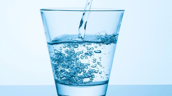 Fakty i mity na temat wody gazowanej. Dietetyk odpowiada