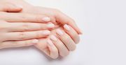 Strawberry milk nails. Mlecznoróżowy manicure, który wygląda świeżo, lekko i pasuje niemal do wszystkiego