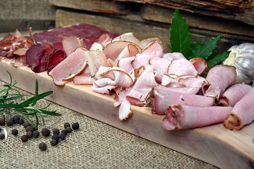 Naturalne wędliny dostępne w delikatesach Botanika