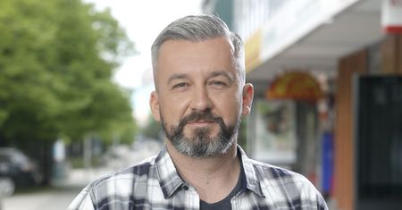 Skórzyński stracił głos, a w czwartek mają ogłosić go nowym prowadzącym "DD TVN". Narzeka, że musi szybko go odzyskać