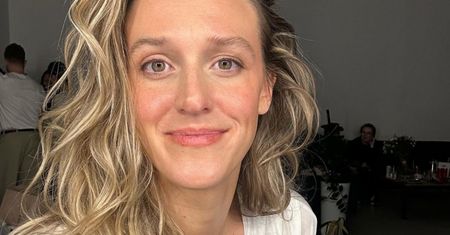 W takim stroju paradowała po mieście. Do szortów dobrała kabaretki