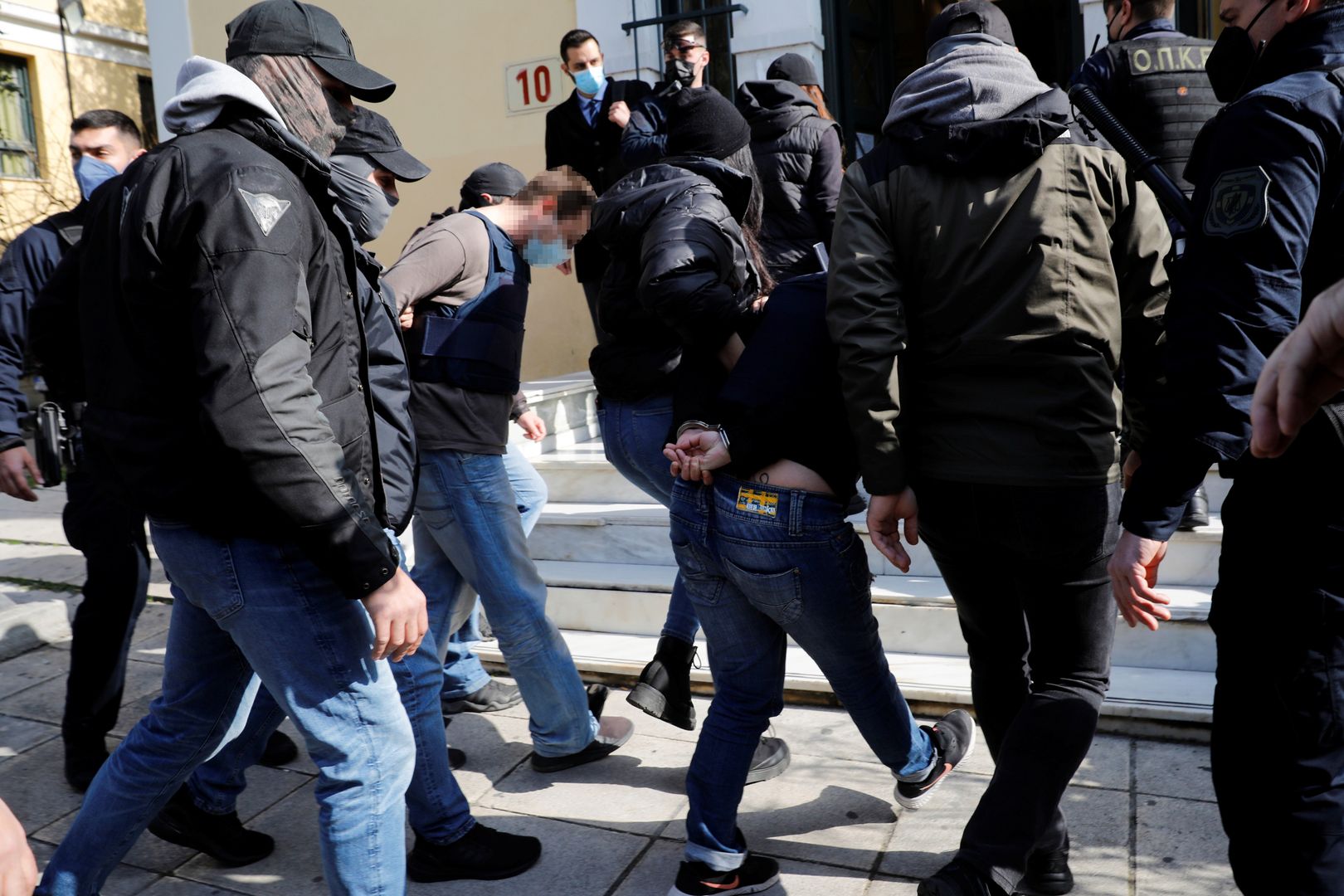 Policja prowadzi Mariusza P. i Klaudię M. po wyjściu z ateńskiej prokuratury