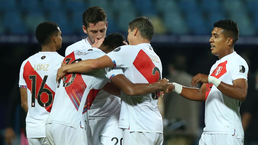 Zdjęcie okładkowe artykułu: Getty Images / Alexandre Schneider / Na zdjęciu: radość piłkarzy Peru