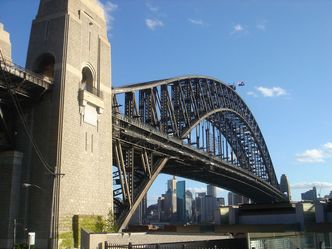 Maszyny zamiast ludzi czyszczą most w Sydney