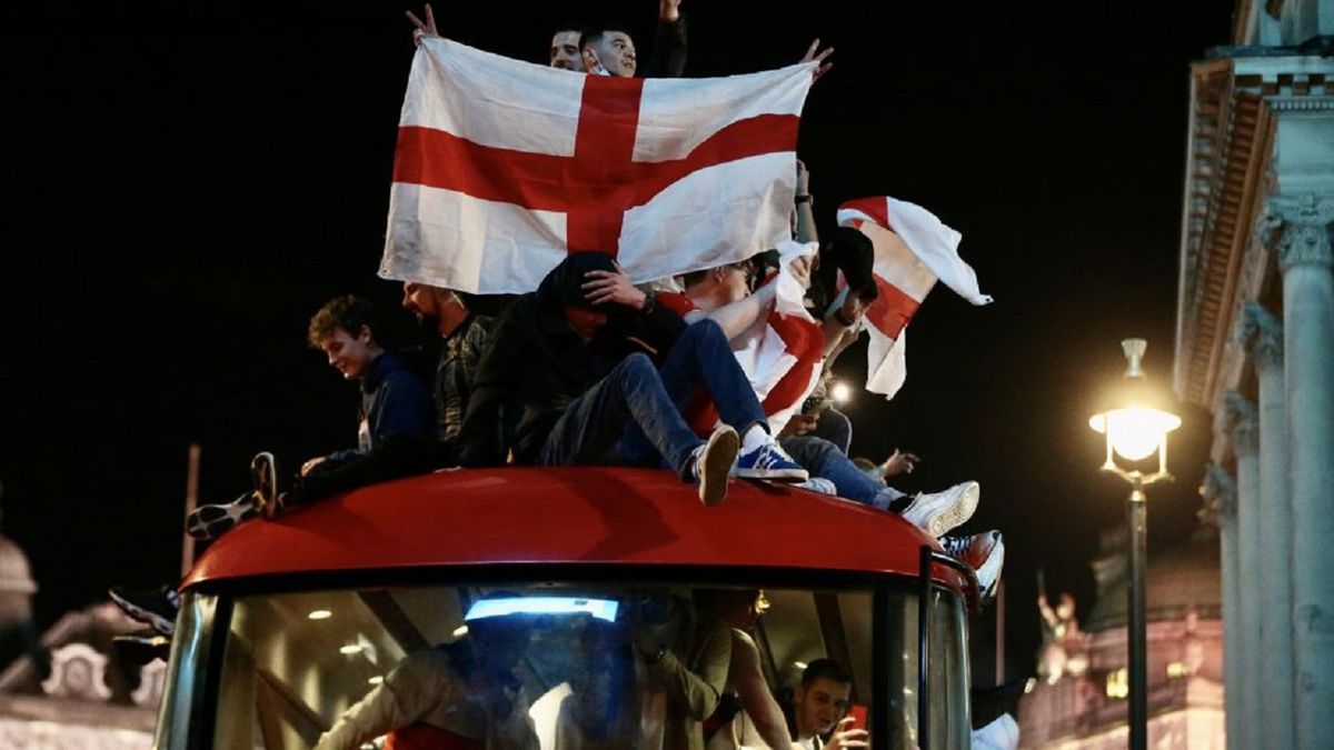 Zdjęcie okładkowe artykułu: Getty Images / Hasan Esen/Anadolu Agency  / Na zdjęciu: angielscy kibice