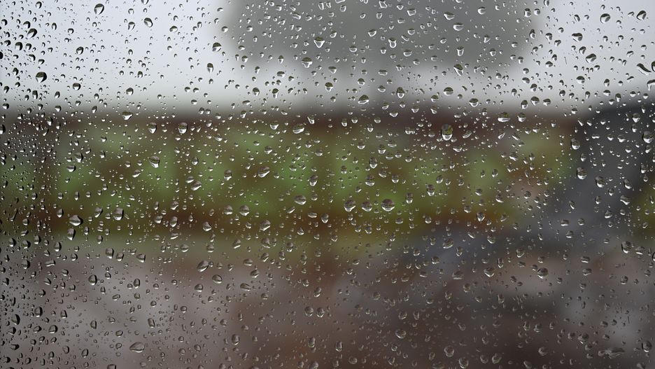 Jodłów (woj. dolnośląskie), 27.07.2025. Mglisty i deszczowy poranek w miejscowości Jodłów, 27 bm. IMGW-PIB wydał ostrzeżenie drugiego stopnia o intensywnych opadach deszczu z burzami w woj. dolnośląskim. (aldg) PAP/Darek Delmanowicz