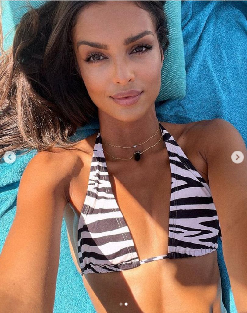 Klaudia El Dursi pozuje w bikini, prezentując wyrzeźbione mięśnie brzucha