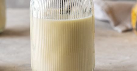 Zapomnij o owsianym i sojowym. To mleko pomaga w odchudzaniu, a do tego jest słodkie