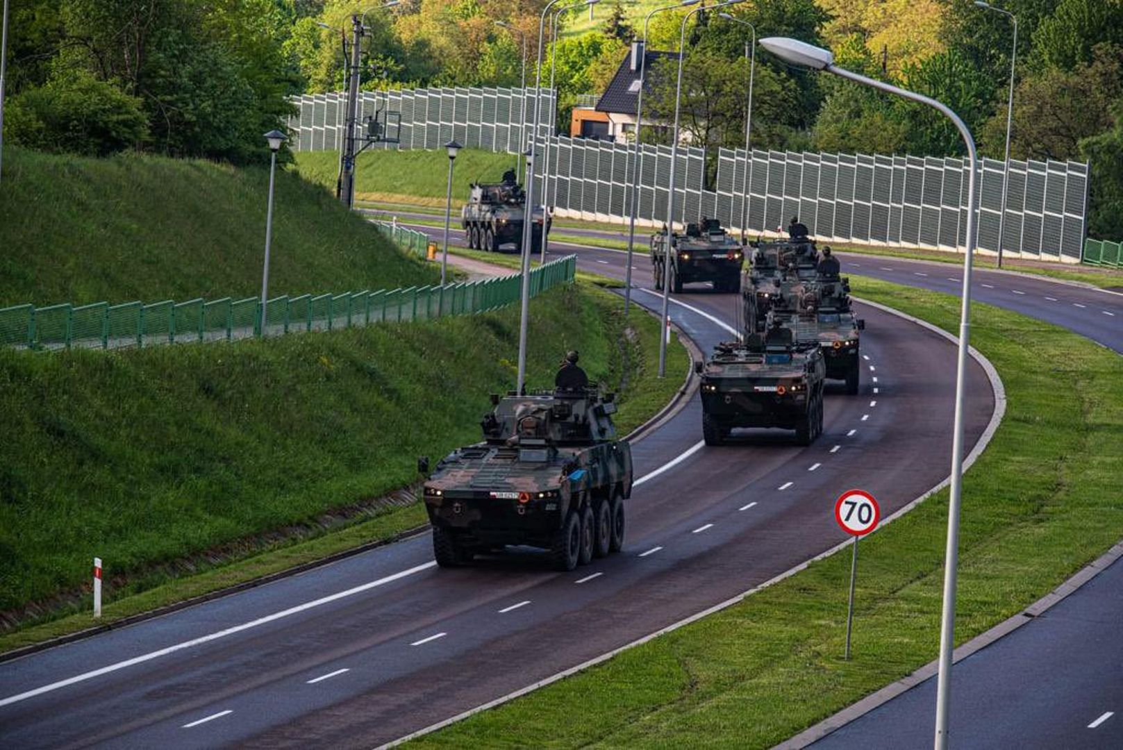 Wojskowe kolumny na polskich drogach. O co chodzi?