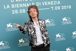 Mick Jagger pomógł koleżance na czerwonym dywanie w Wenecji. Miała problem z sukienką