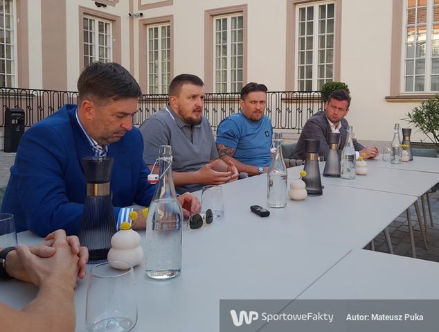 Ołeksandra Usyka (drugi z lewej) podczas spotkania w Warszawie witał minister sportu, Kamil Bortniczuk (pierwszy z prawej)