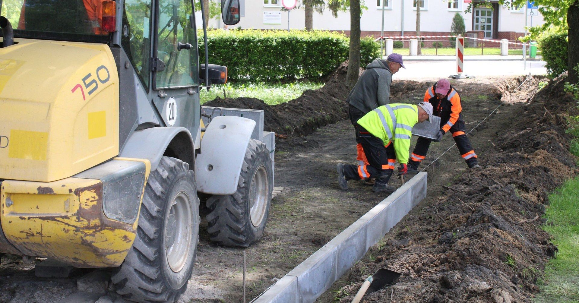 Trwa remont parkowych alejek w Szczecinku. Prace są prowadzone już na wysokości plaży miejskiej