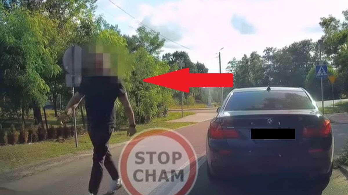 Kierowca BMW wyszedł z auta.