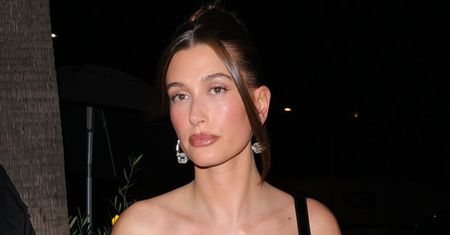 Hailey Bieber w obłędnej sukience, spod której "wyglądały" pończochy. Wie, jak zastosować trend peekaboo