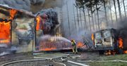 Siarzewo: Pożar hali z tworzywami sztucznymi. Straży walczy z ogniem