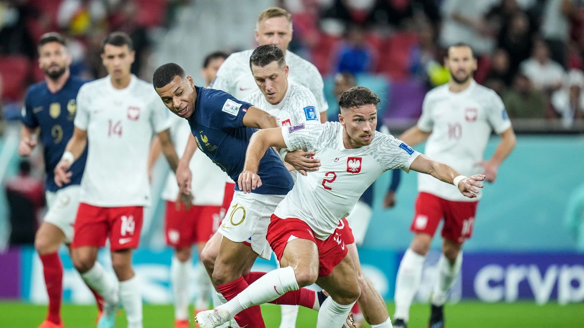 Getty Images / Ayman Aref/NurPhoto via Getty Images / Piotr Zieliński i Matty Cash w starciu z Kylianem Mbappe