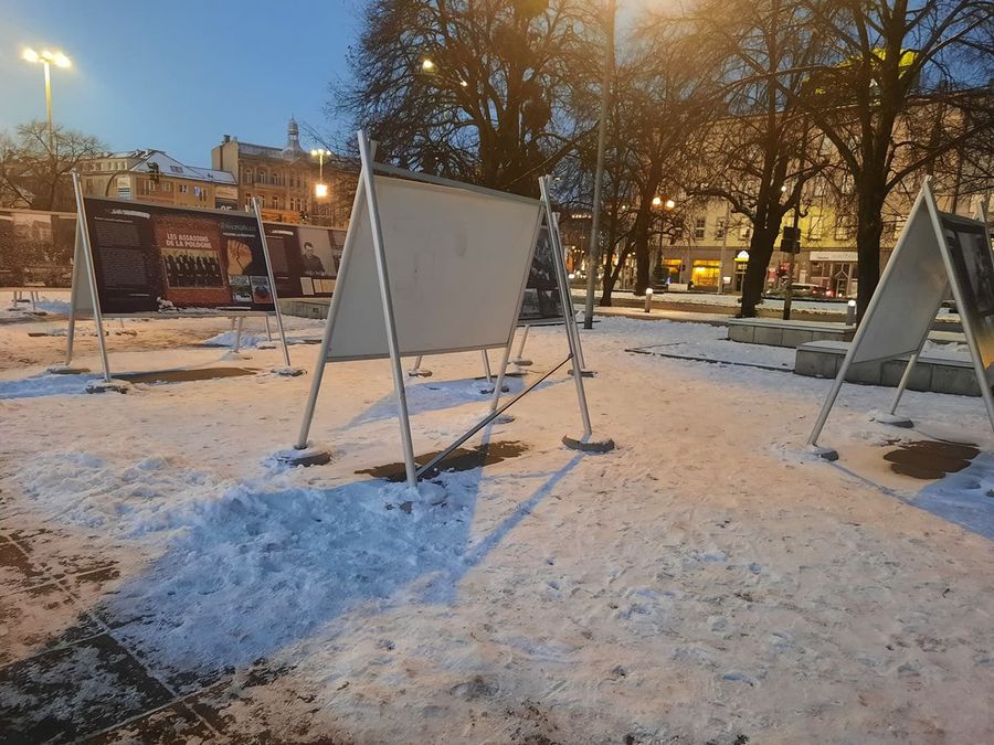 Wandale zdewastowali wystawę, aby... pojeździć na niej z górki