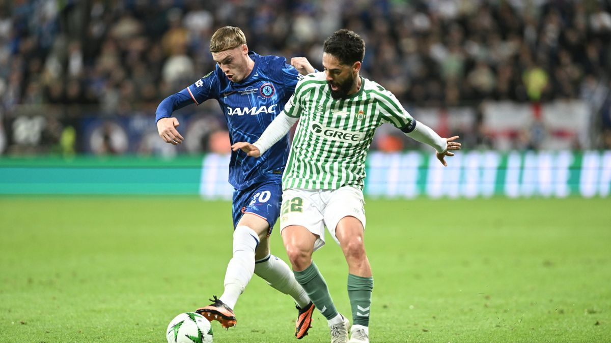 PAP / Jakub Kaczmarczyk / Na zdjęciu: Piłkarz Realu Betis Sewilla Isco (P) i Cole Palmer (L) z Chelsea FC