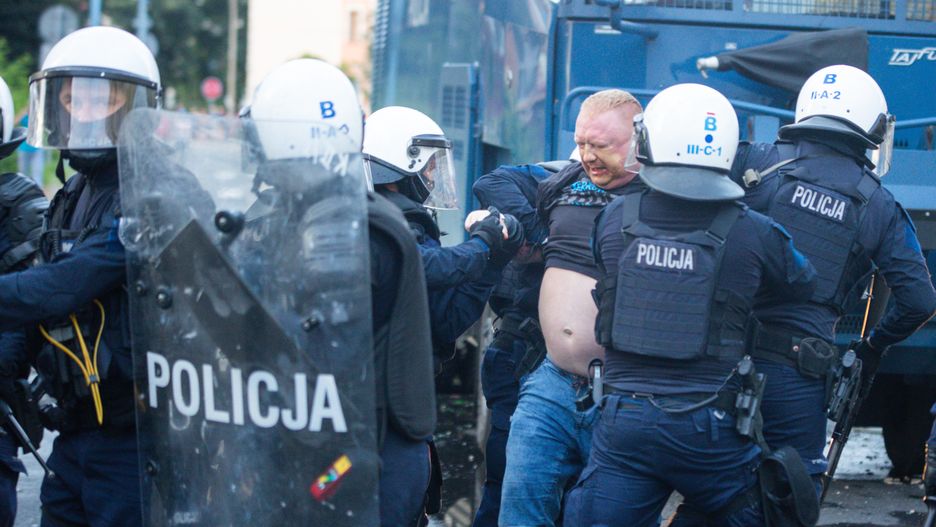 Lubin. Zamieszki pod komendą. W pogotowiu armatka wodna i kontrterroryści 