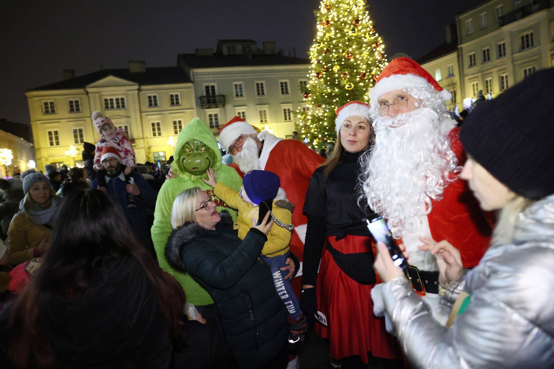 Świąteczna choinka rozświetliła Rynek Trybunalski w Piotrkowie. Tłumy mieszkańców podziwiały nowe iluminacje na starówce.